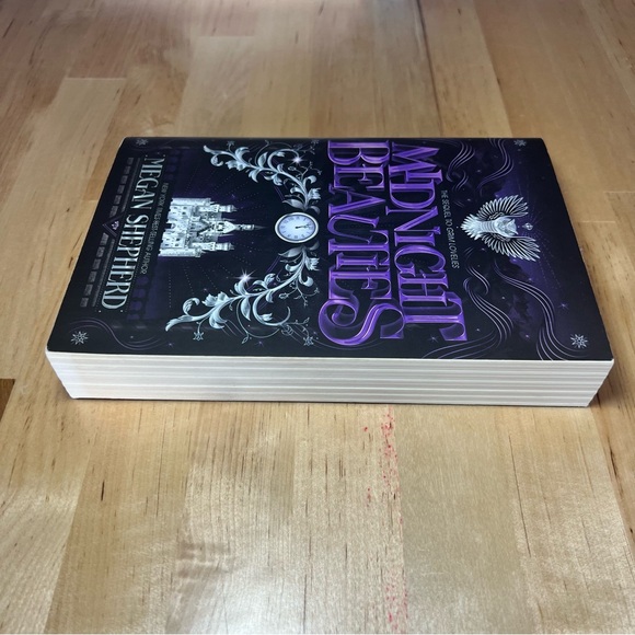 📚BUY 2 GET 1 FREE Midnight Beauties by Megan Shephard - Picture 3 of 4